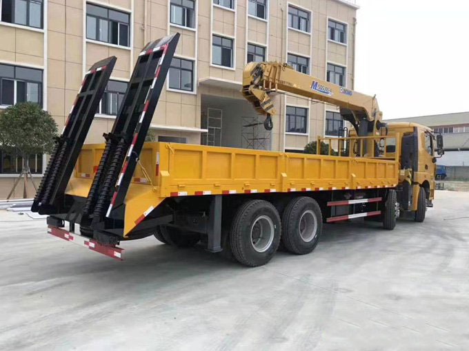 徐工吊機(jī)12噸徐工漢風(fēng)隨車吊帶爬梯圖片展示4 徐工吊機(jī)12噸徐工漢風(fēng)隨車吊帶爬梯圖片展示4