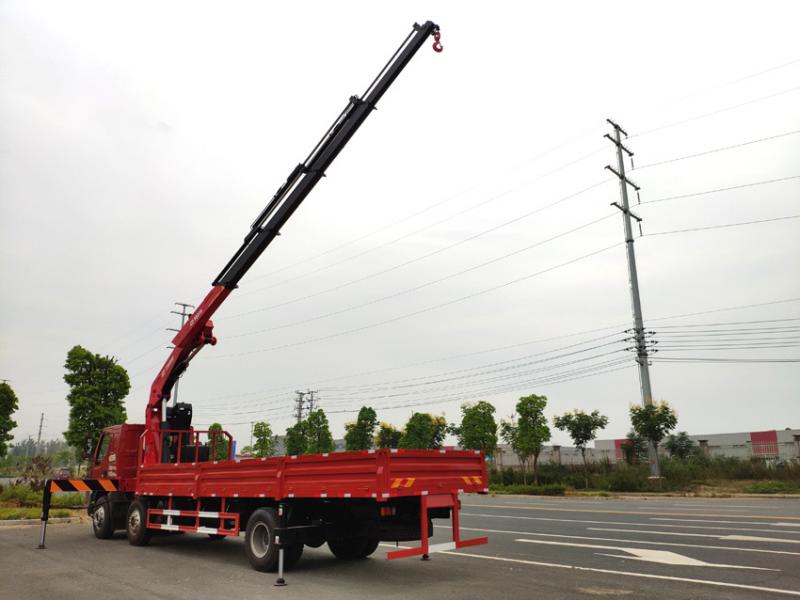 SQ320ZB4柳汽乘龍折臂隨車吊