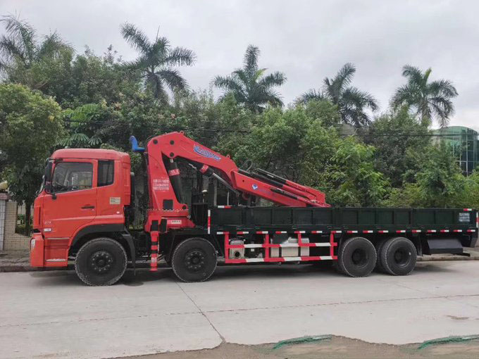 江威吊機16噸折臂東風天龍前四后八隨車吊圖片展示3
