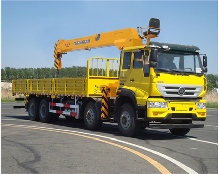 重汽豪沃14隨車吊(吊機后置)圖片展示5