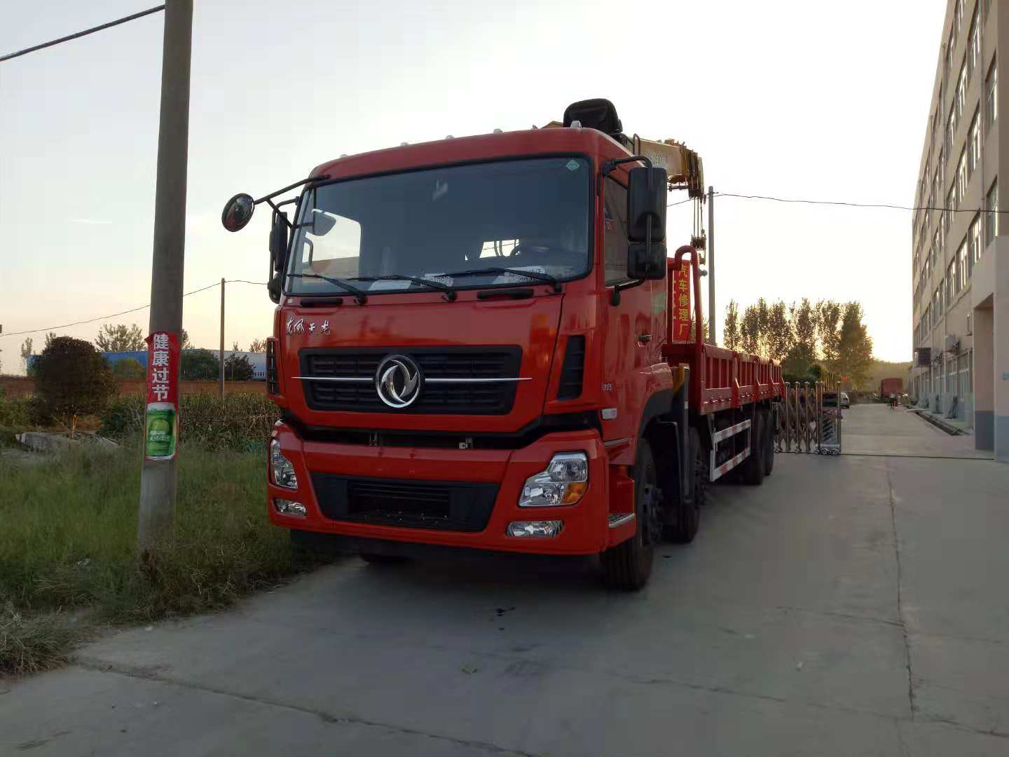 東風天龍前四后八14噸徐工隨車吊圖片展示2