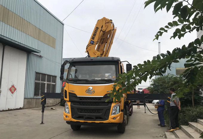 昊意遙控折臂吊機(jī)16噸柳汽乘龍隨車吊