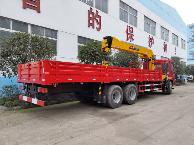 陜汽軒德X6后八輪黃牌程力12噸隨車吊圖片展示4 陜汽軒德X6后八輪黃牌程力12噸隨車吊圖片展示4