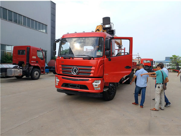 徐工吊機12噸東風專底D3隨車吊圖片展示2 徐工吊機12噸東風專底D3隨車吊圖片展示2