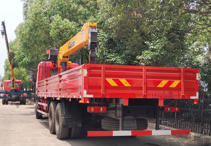 程力吊機12噸東風后八輪D3L隨車吊圖片展示7