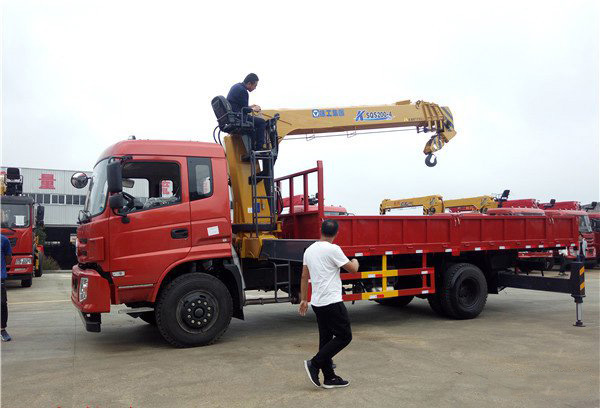 徐工8噸特商東風隨車吊（東風8噸隨車起重運輸車）
