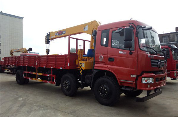飛濤8噸三軸東風隨車吊（東風 -- 御龍8噸隨車起重運輸車）