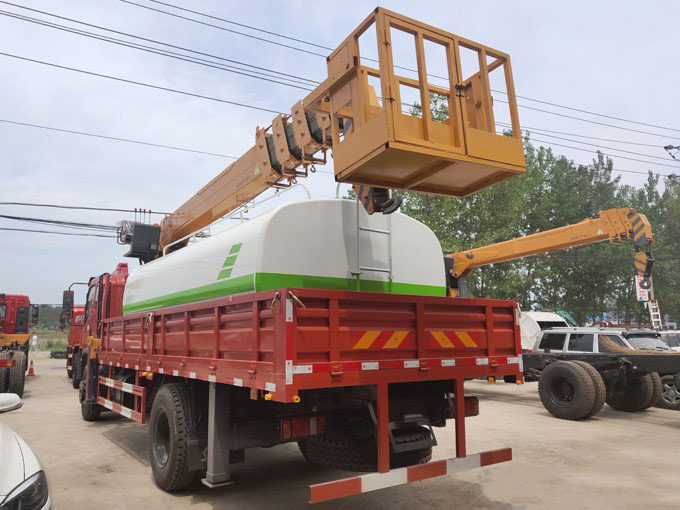 程力吊機8噸東風隨車吊帶吊籃副灑水于一體多功能隨車吊圖片展示3
