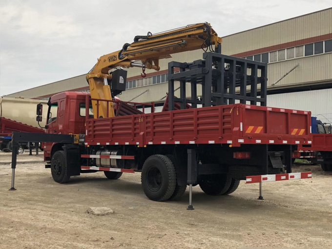 8噸東風隨車吊帶夾具多功能隨車吊圖片展示4