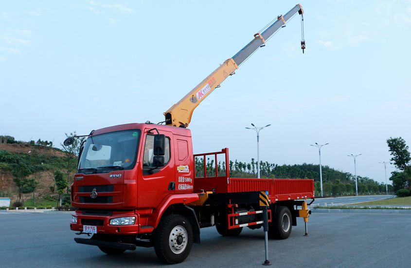 單橋6.3噸東風柳汽隨車吊