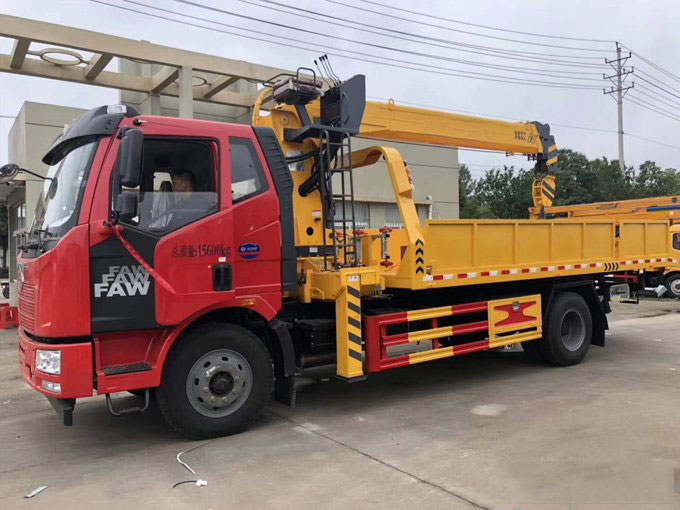 程力吊機6.3噸解放J6隨車吊帶清障