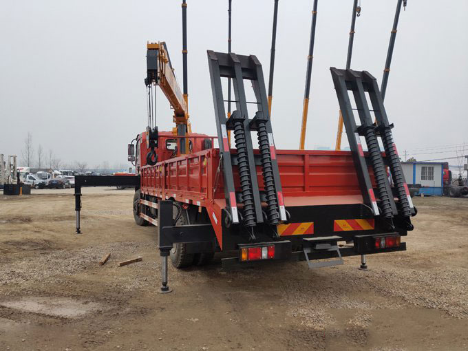 程力吊機(jī)6.3噸東風(fēng)御虎D912隨車吊帶爬梯圖片展示4