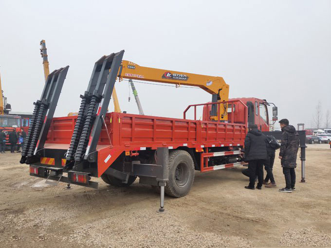 程力吊機(jī)6.3噸東風(fēng)御虎D912隨車吊帶爬梯圖片展示3