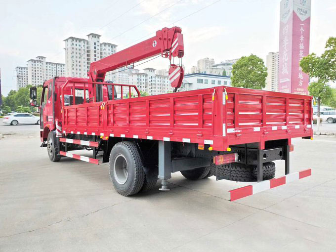 程力吊機6.3噸解放J6隨車吊圖片展示2