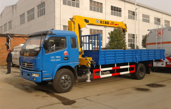 多利卡5噸隨車(chē)吊