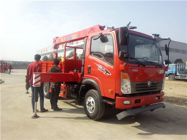 藍(lán)牌長興5噸重汽王牌隨車吊圖片展示2
