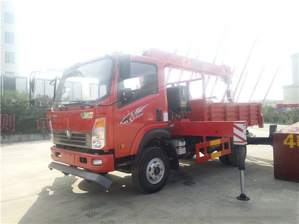 藍(lán)牌長(zhǎng)興5噸重汽王牌隨車(chē)吊