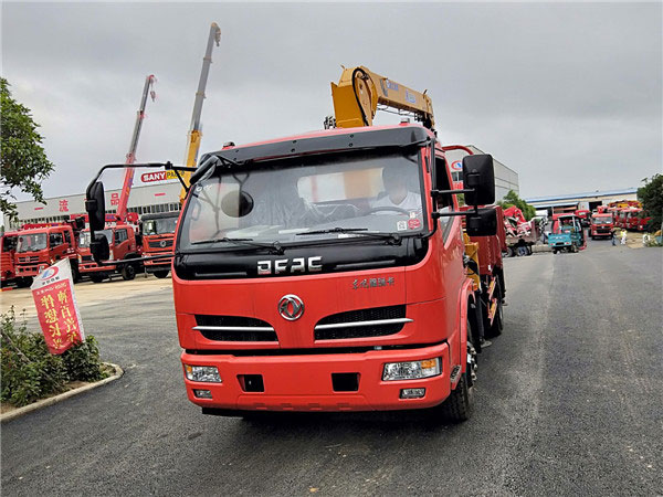 藍(lán)牌2噸東風(fēng)隨車(chē)吊（東風(fēng) -- 福瑞卡2噸隨車(chē)起重運(yùn)輸車(chē)）圖片展示6