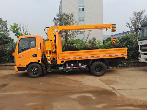 藍牌騰宇3.2噸唐駿隨車吊（唐駿3.2噸隨車起重運輸車）