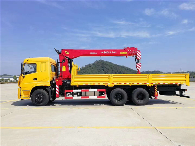 三環(huán)昊龍后八輪12噸隨車吊圖片圖片展示2