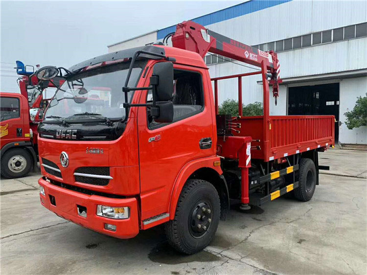 藍(lán)牌隨車吊底盤哪個(gè)品牌好？