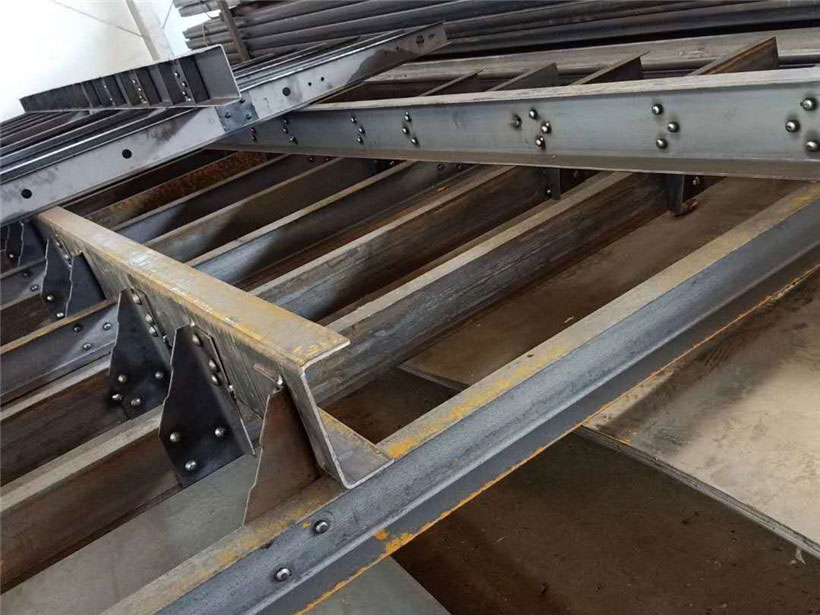 隨車吊冷鉚車廂，抗變形、抗開裂、結(jié)實(shí)耐用