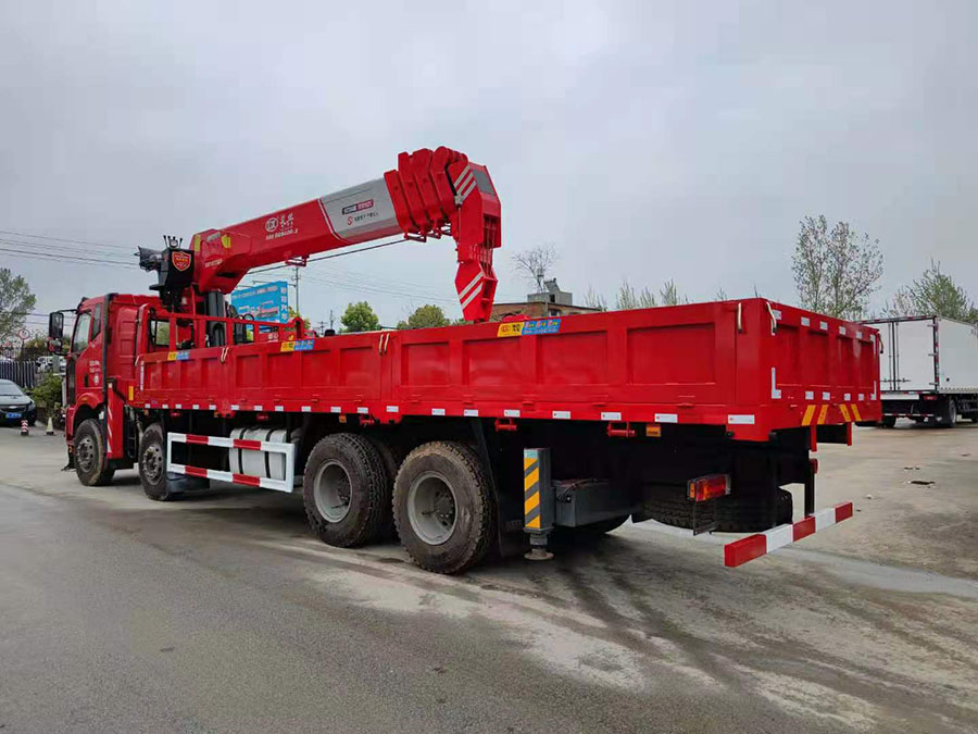 解放J6前四后八16噸隨車吊圖片展示3