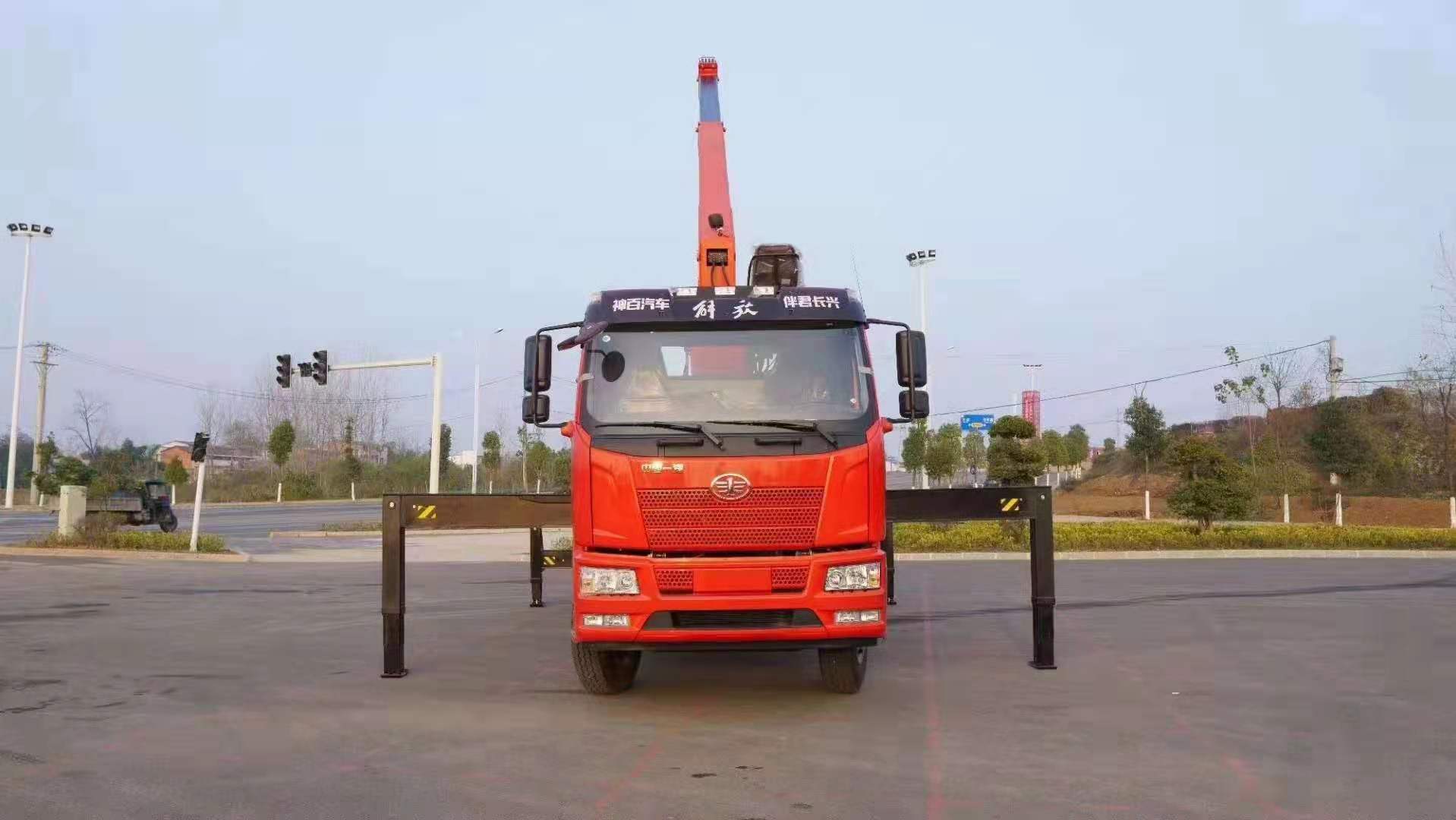 解放J6單橋三一8噸隨車吊圖片展示5