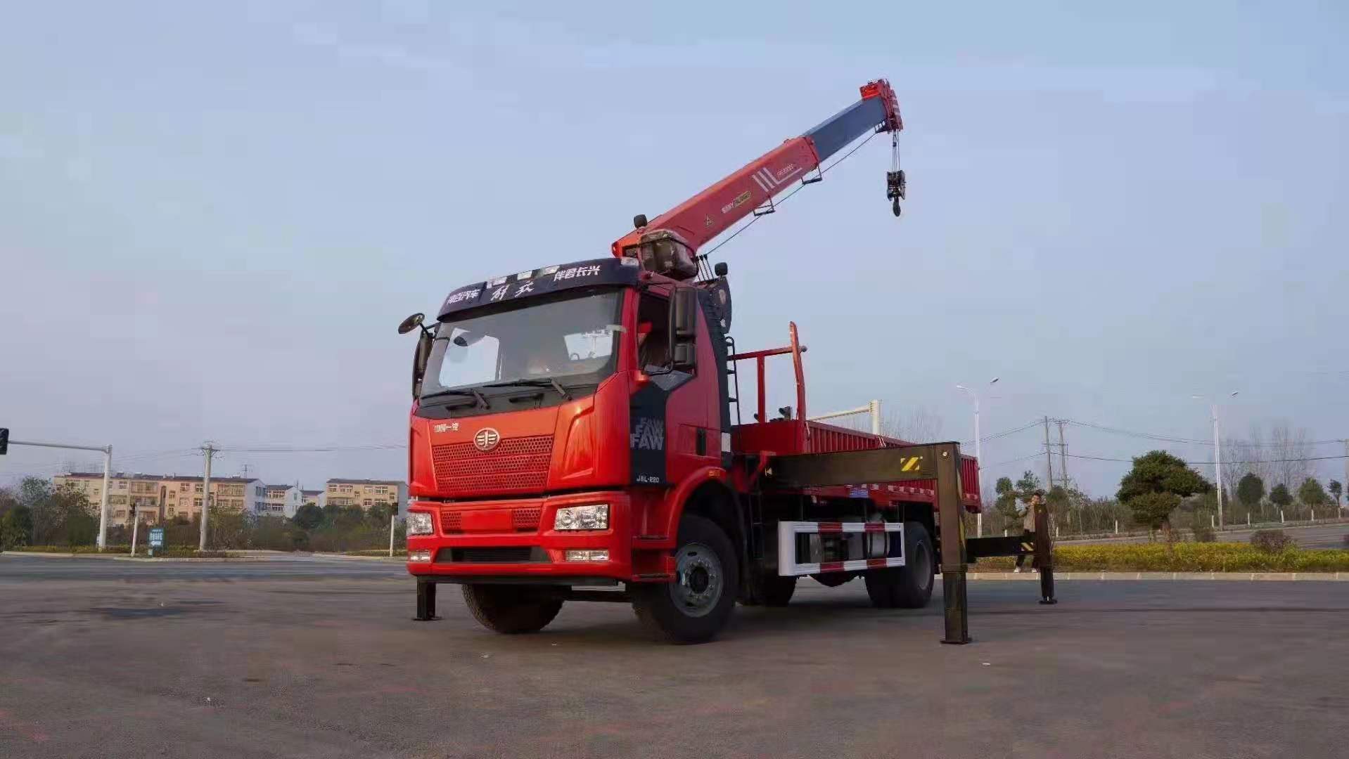 解放J6單橋三一8噸隨車吊圖片展示4