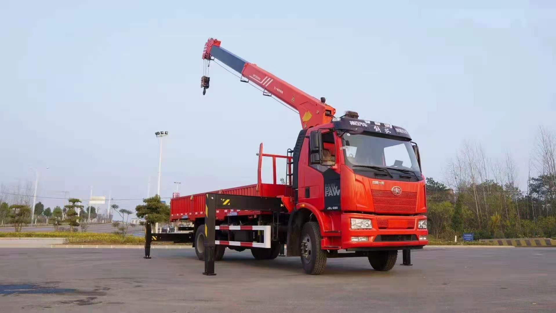 解放J6單橋三一8噸隨車吊圖片展示6