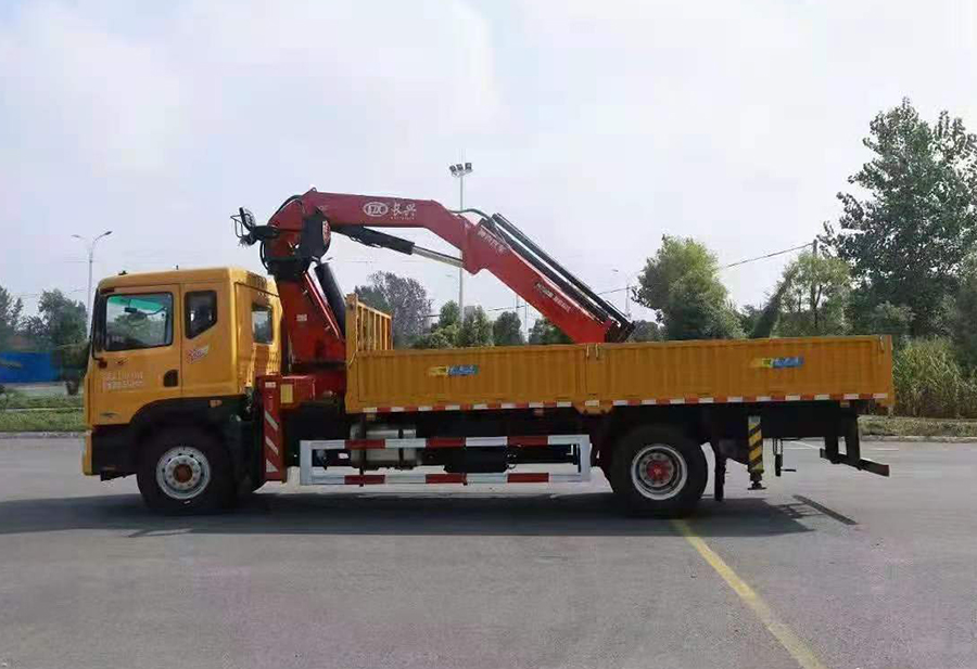 東風(fēng)多利卡8噸折臂隨車吊