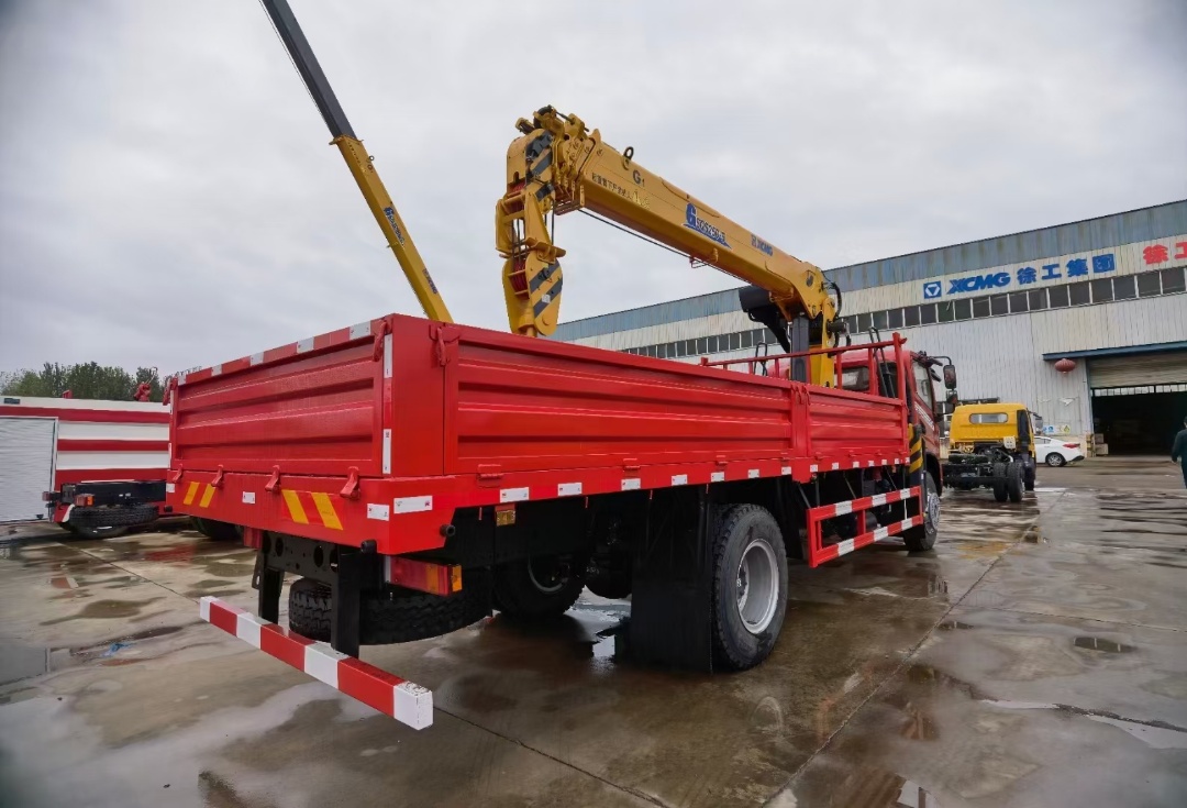 東風DV3單橋6.1貨箱徐工10噸5節隨車吊